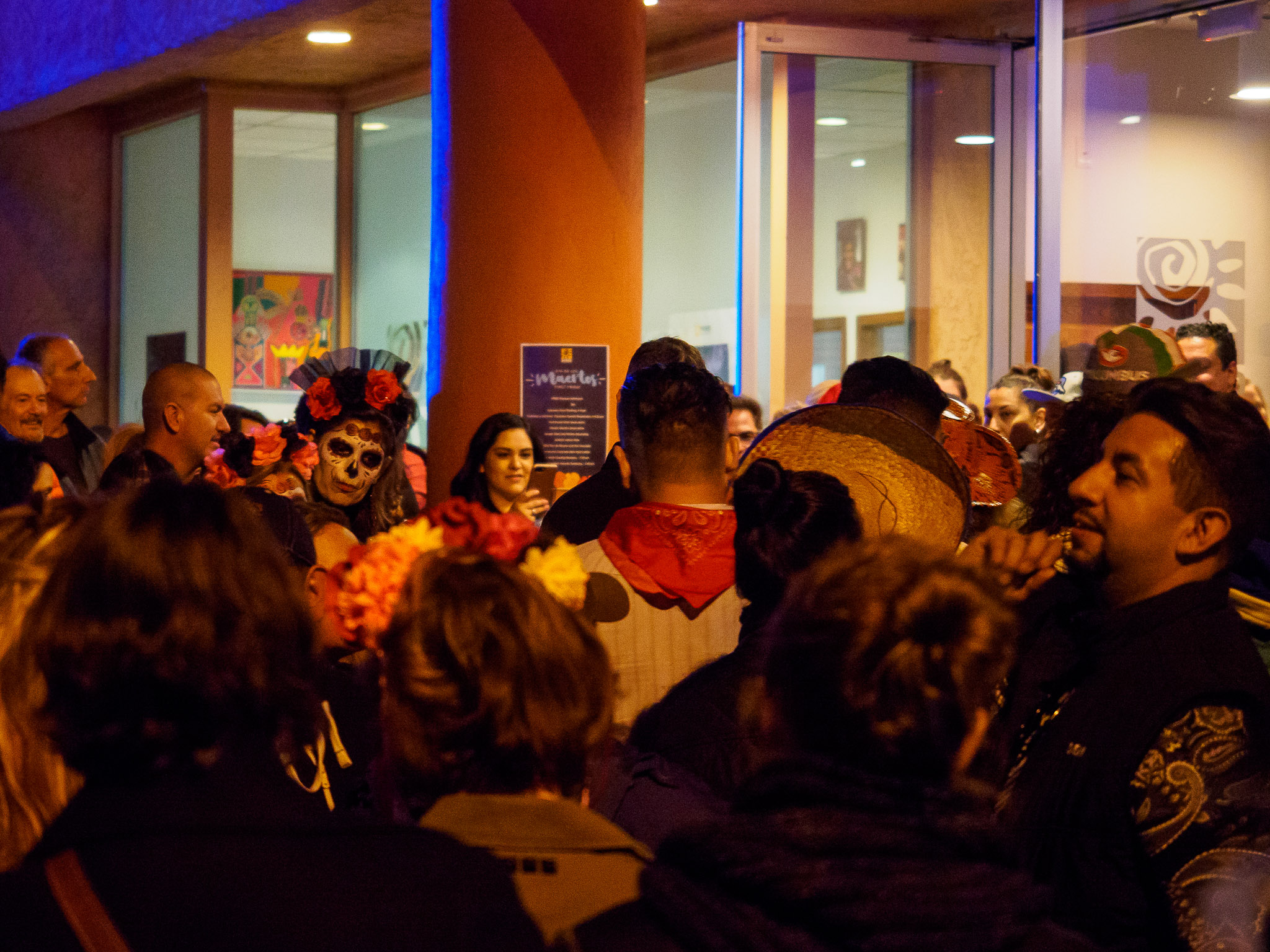 Bystanders with cavalera catrina in back